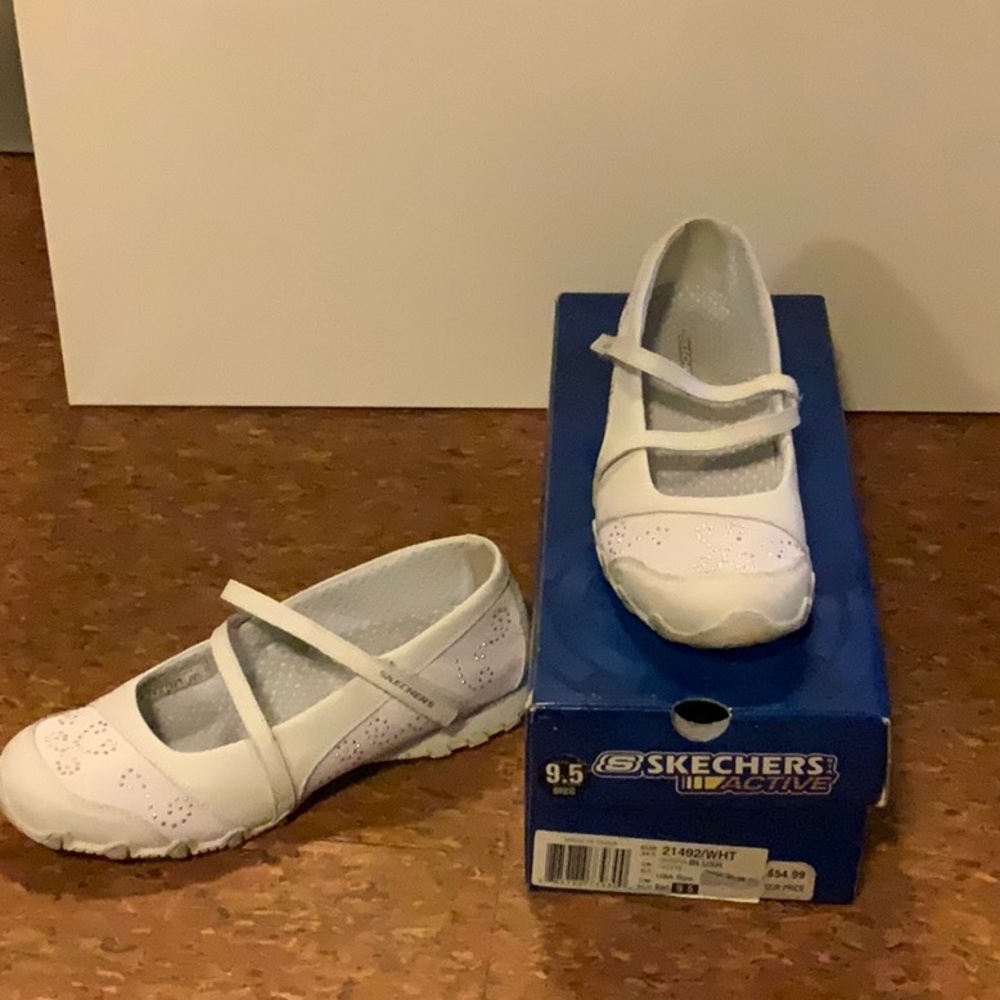 Women’s Skechers active size 9.5 shoes. White